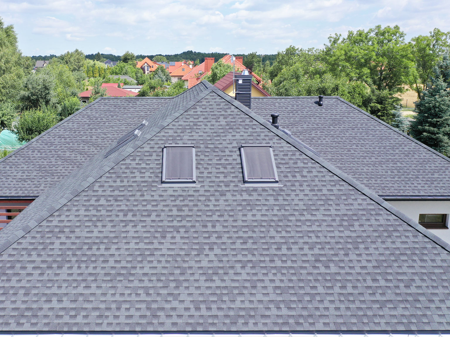 Na zdjęciu widzimy gont bitumiczny i prawidłowo obsadzone okna dachowe